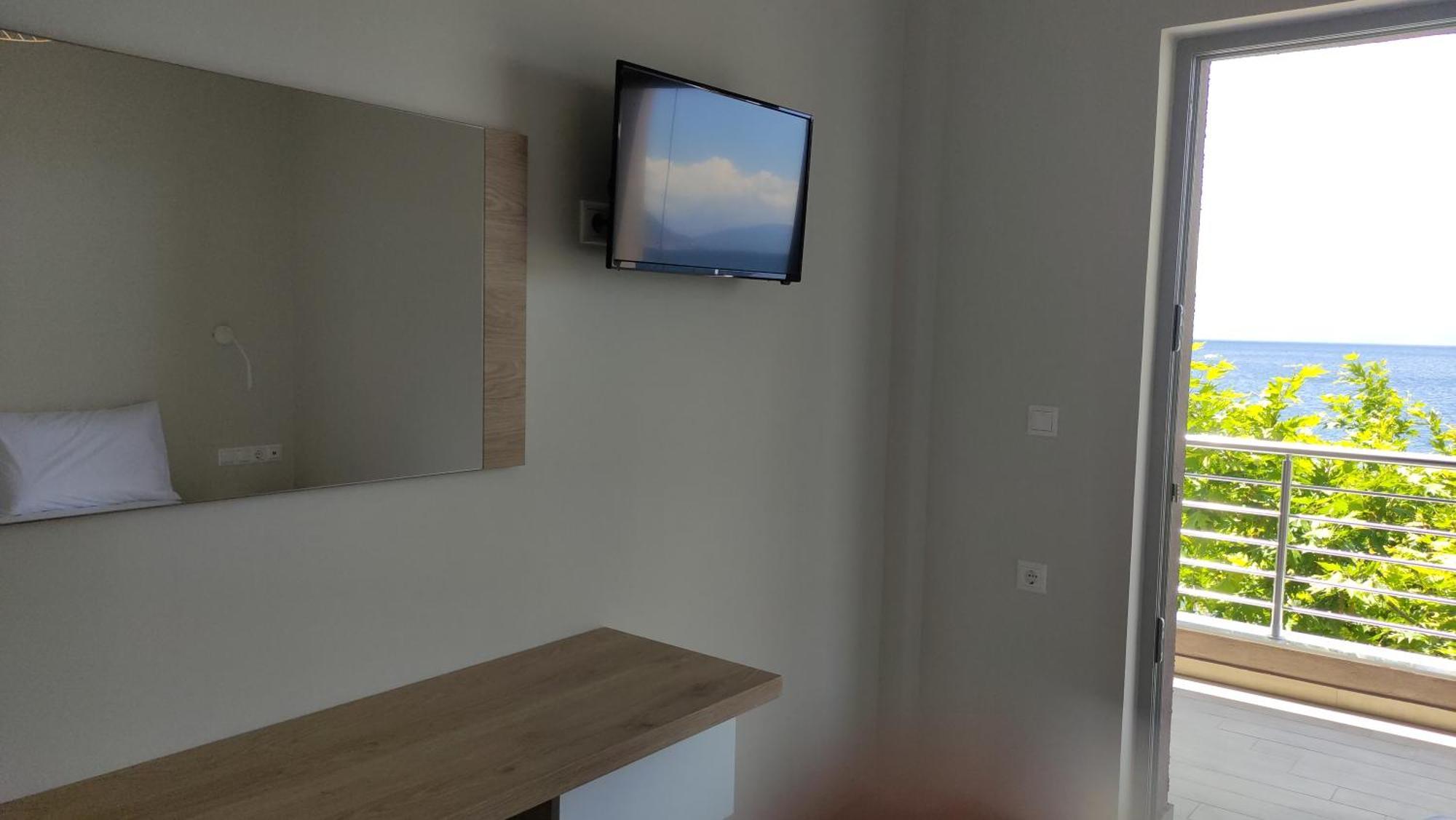 Mangata Seaside Hotel Rovies Habitación foto
